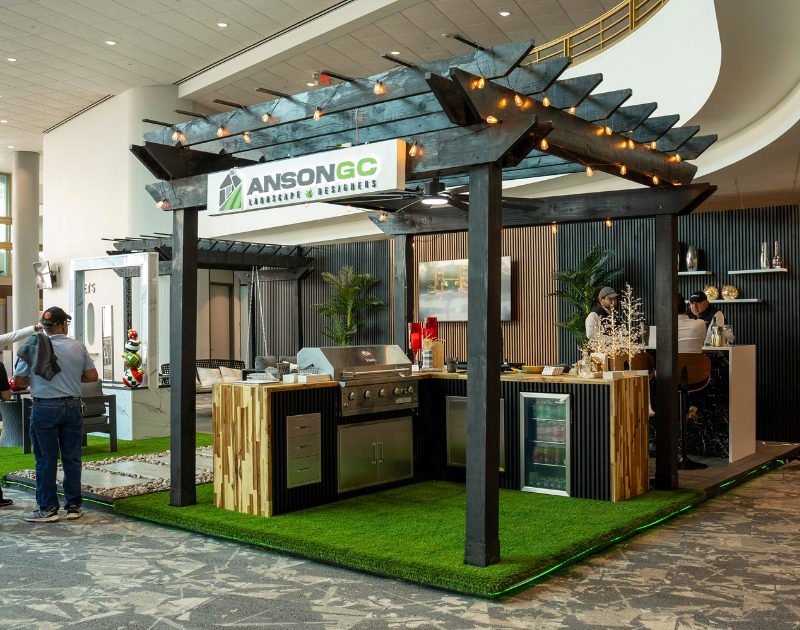 Homeowners and exhibitors at a Nationwide Expos home show, photo 4